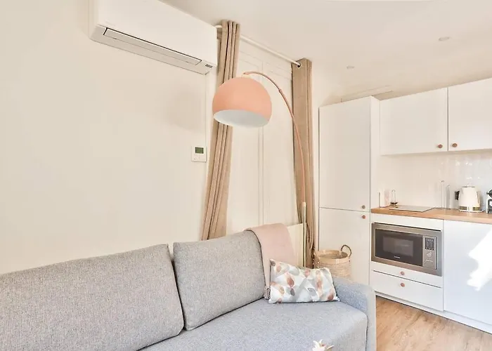 Cozy Center For 3